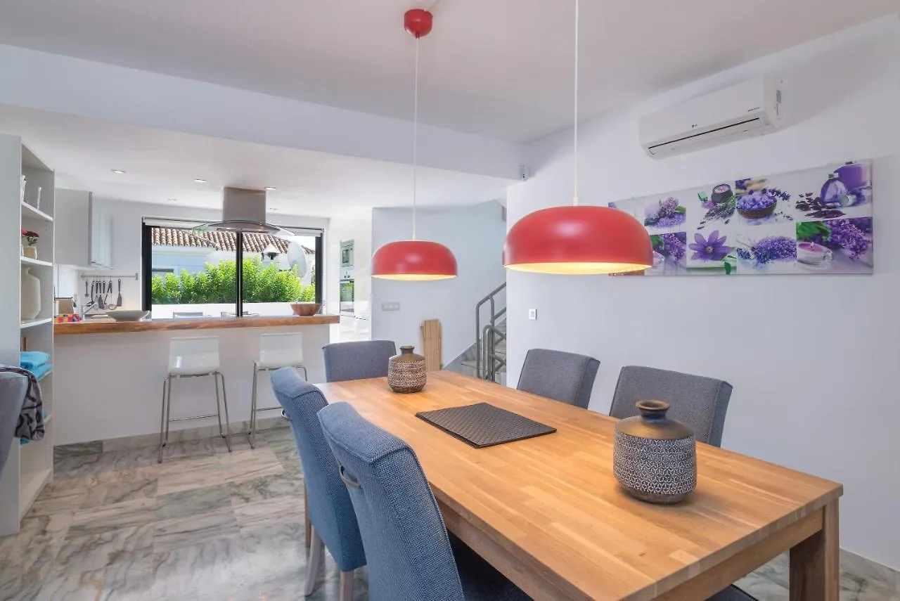 בית נופש אסטפונה Casa Luna Beach ספרד